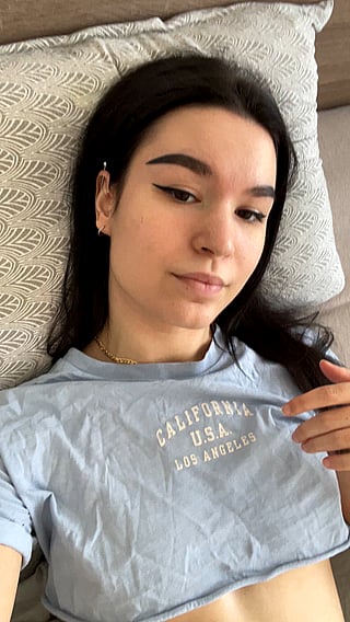 Dreamy_Cascades Teases with Her Tight Innie Pussy - A Must Watch!'