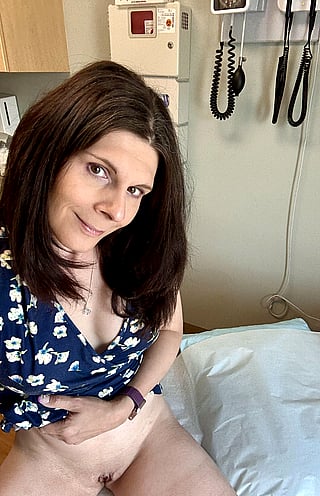Sneak a Peek at TheRealAutumnGoddess's Teasing Pussy Flash'