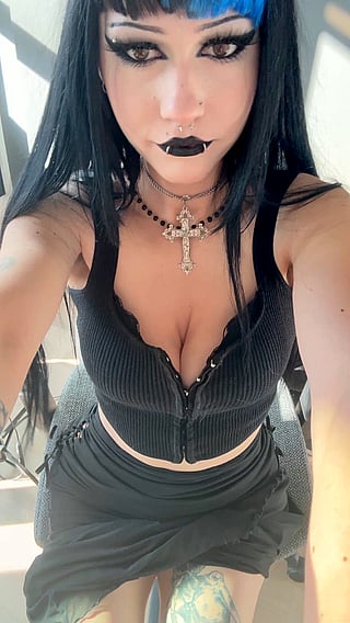 Seductive Goth Beauty Reveals All: No Panties Under That Skirt'