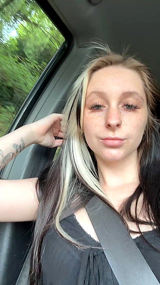 Daring DeeDeesaSlut Flaunts Her Pussy in a Risky Flash Under Her Short Skirt'