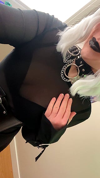 Bare & Bold: Goth Babe Tephize Flaunts Her Shaved Pussy with No Panties!'