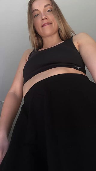 Naughty Upskirt Tease: Cute Ayesha's Secret Pussy Flash Will Make You Throb'
