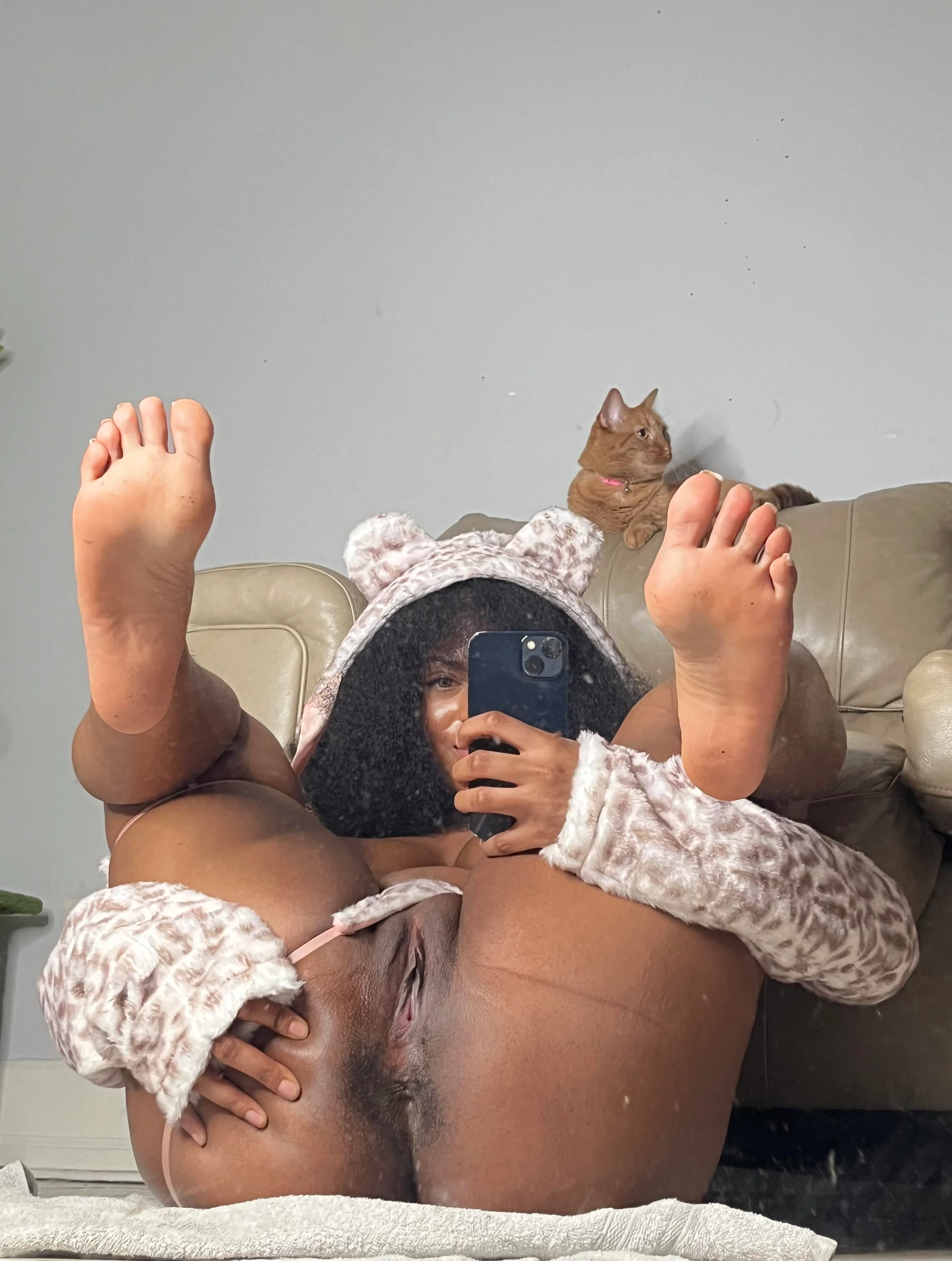 Late-Night Pussy Feast: Juicy Fantasies & Tempting Selfies picture 1 of 3