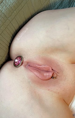 Smooth & Bare: This Hairless Kitty Needs Your Rating! | PussyNudes'