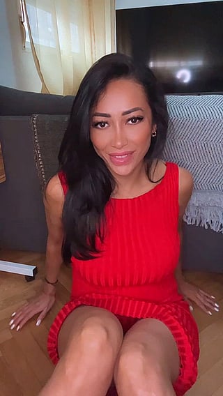 Seductive Mommy Flaunts Her Bare Perfection - No Undies, All Fun!'