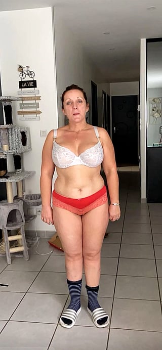 Seductive MILF Reveals Her Pussy Perfection in Steamy Solo Show'