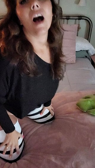 Seductive Brunette MILF Teases with a Sneaky Pussy Peek'