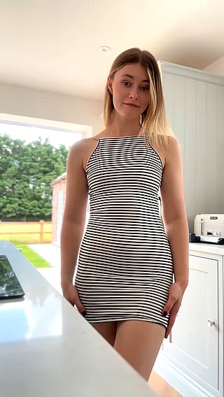 Seductive British Tease PrincessRae Delivers Extra Tips in Her Dress'