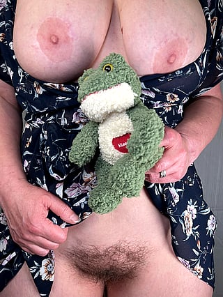 TheMartiniMILF69's Froggy Fantasy - A Juicy Pussy Selfie Adventure'
