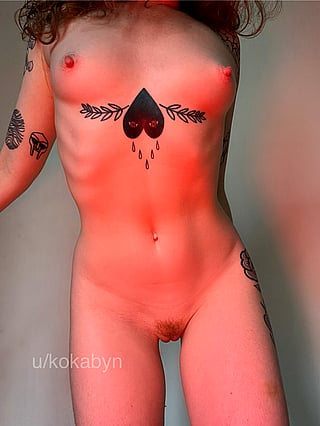 Sensual Amateur Flashing Her Luscious Curves & Delicious Peach'